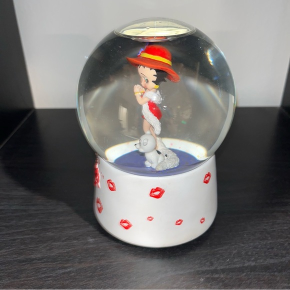 Original Betty Boop & puppy Musical Snow Globe The Look of Love heart & kisses - Picture 6 of 7
